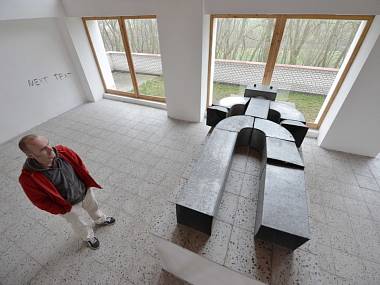 Padesát náhrobků, malby i nápisy zanechal ve Freibergově mučírně – volyňské hřbitovní galerii Jan Turner. Na katafalk položil sochu plechového robota.